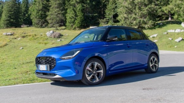 Suzuki Swift разполага с меки хибридни задвижвания в цялата гама. Експлоатационните разходи за малкия японски автомобил са 0,4642 евро/км. Наскоро обновен отвън, Swift предлага пъргавина при дължина от 3,86, ширина от 1,74, височина от 1,52 и междуосие от 2,45 метра. Е, багажникът има капацитет от само 265 литра. 

Двигателят е 1.2 трицилиндров мек хибрид с атмосферно пълнене с мощност 83 к.с. и 111 Нм въртящ момент, комбиниран с петстепенна механична скоростна кутия. Разход от 4.4 л/100 км .
